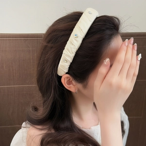 Serre-tête élégant en satin crème orné de perles et de strass pour femmes