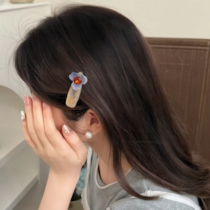Barrette fleur mate avec base en acétate crème et pierre d'ambre étincelante