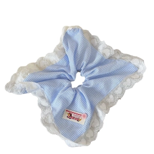 Bavoir pour animaux en tissu rayé bleu avec bordure en dentelle blanche pour chiens