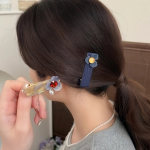 Barrettes à fleurs mates élégantes avec résine ambrée et détails en perles fines