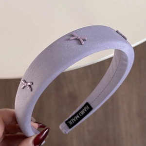Zachte paarse satijnen haarband met 3D-strikken en handgemaakt label voor haarstyling
