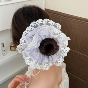 Chouchou bleu style ballet avec bordure en dentelle blanche pour chignon élégant