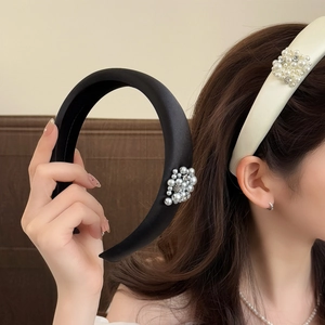 Serre-tête Élégant en Satin Rembourré Style Français Pour Femme Diadème À Sommet Haut Avec Grappe de Künstliche Perles d'Imitation et Strass Accessoires de Cheveux Chic
