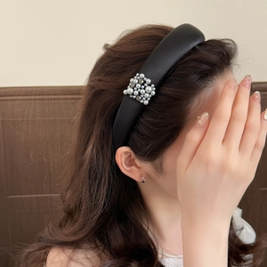Serre-tête en satin noir rembourré style français avec décoration de perles blanches