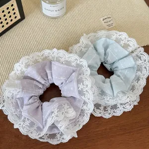 Chouchous style ballet bleu et violet à pois blancs avec bordure en dentelle fine