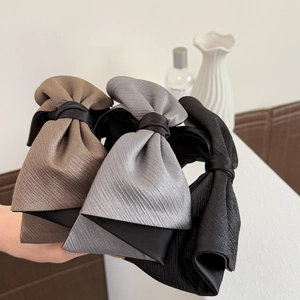 Serre-tête élégants à gros nœuds en satin noir, marron et gris, texture soyeuse