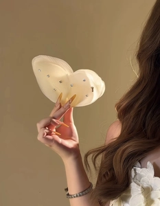 Detailansicht der transparenten Schmetterlings-Nippel-Pads mit glitzernden Strasssteinen
