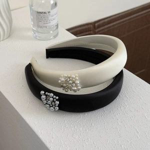 Serre-tête élégant en satin avec perles et strass en noir et blanc crème chic