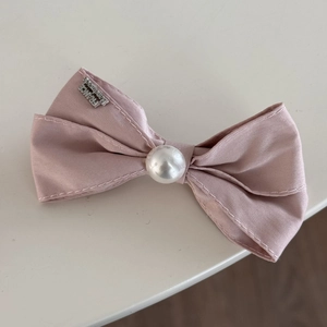 Roze satijnen harikst met witte parel en zilveren handgemaakt logo-label