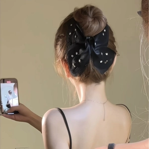 Eleganter großer schwarzer Tüll-Schmetterlings-Haarclip mit Perlen in der Rückansicht
