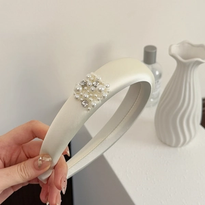 Détails du serre-tête en satin crème avec perles élégantes et grappes de strass brillants