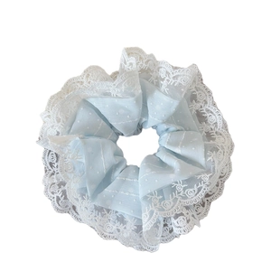 Chouchou bleu clair à pois blancs avec bordure en dentelle pour coiffure balletcore