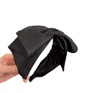 Serre-tête large noir élégant avec grand nœud en satin pour un look de cheveux chic