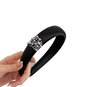Serre-tête rembourré en satin noir élégant avec perles grises et strass brillants