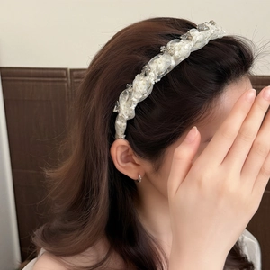 Elegant white tulle headband with crystal beads for women's high cranial top hairstyle