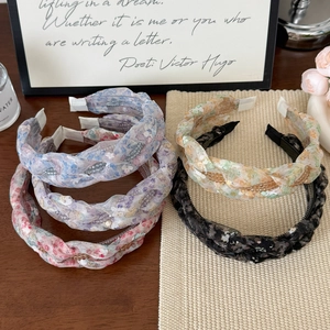Franse gevlochten bloemen mesh haarband met kralen op vintage houten achtergrond