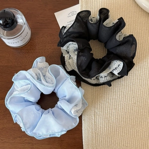 Vue détaillée des chouchous en tulle noir et bleu avec bordure en dentelle fine