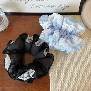 Ensemble de deux chouchous élégants en tulle noir et bleu clair avec bordure en dentelle