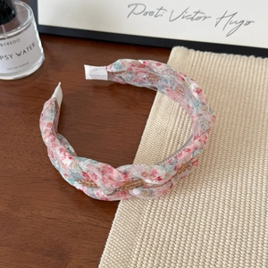 Detail van roze bloemen mesh haarband met champagne kralen op een houten tafelblad