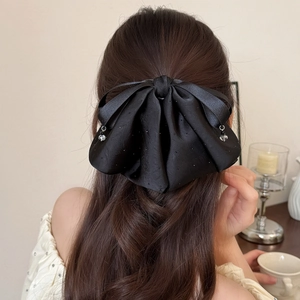 Pince à cheveux élégante en satin noir avec nœud, strass et pendentifs en cristal pour femmes