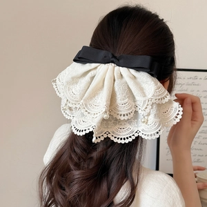 Eleganter cremefarbener Spitzen-Haarclip mit Perlen im französischen Vintage-Stil