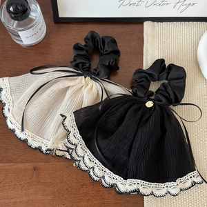 Chouchous élégants en maille plissée avec bordure en dentelle et nœud en crème et noir