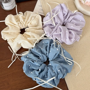 Lot de trois chouchous à pois avec rubans en beige, lavande et bleu pastel