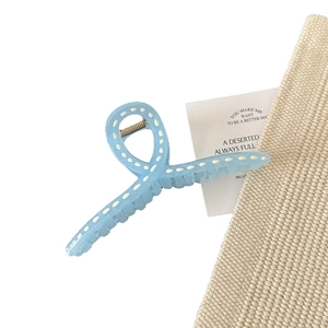 Pince à cheveux mate bleu clair Morandi avec motif à pois blancs et ressort doré