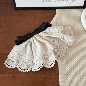 Detail von böhmischer cremefarbener Haarspange mit schwarzer Schleife und Perlen