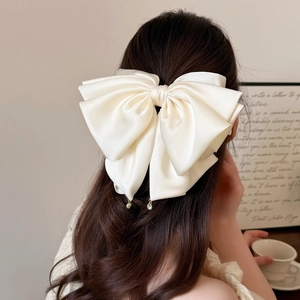 Elegante fermaglio per capelli a fiocco grande in raso bianco con ciondoli dorati
