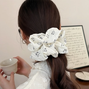 Elegante scrunchie oversize color crema con stampe di gatti per acconciature