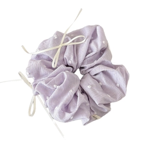 Chouchou élégant lilas à pois avec des nœuds en ruban blanc pour coiffure femme