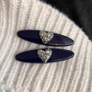 Lot de deux pinces à cheveux ovales en acétate bleu marine avec cœur en strass argenté