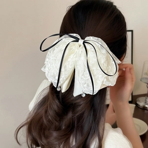 Pince à cheveux élégante en dentelle blanche avec rubans noirs et pendentifs