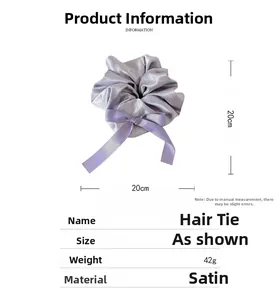 Détail montrant les dimensions et le matériau du chouchou en satin violet clair