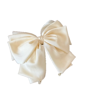 Elegante fermaglio per capelli in raso crema con ciondoli di strass scintillanti