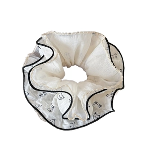 Elegante scrunchie in organza bianca con stampa gatto, pizzo e bordi ondulati neri