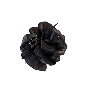 Elegante molletta per capelli a fiore in rete nera con glitter argento su sfondo bianco