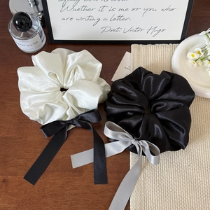 Lot de chouchous élégants en satin avec nœud en crème et noir et texture plissée