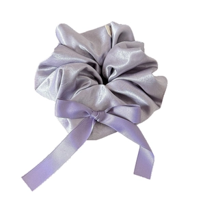 Chouchou élégant en satin violet avec grand nœud papillon pour coiffure de femme