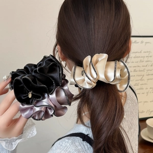 Pince Banane Élégante en Satin Plissé avec Bordure en Strass Accessoire de Cheveux en Tissu pour Femme Pince à Cheveux de Mode Luxe