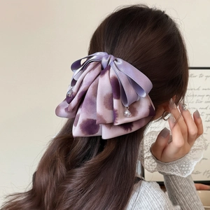 Pince à cheveux élégante avec ruban violet, motif tie-dye et pendentif en perles pour femme