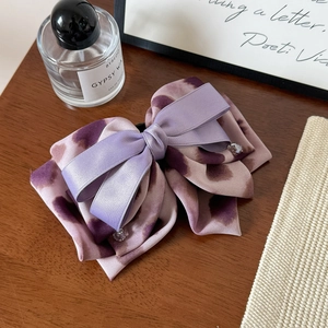 Pince à cheveux élégante violette avec nœud en soie et motif imprimé marbré