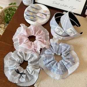 Vue à plat d'un ensemble d'accessoires de cheveux vintage avec bandeaux et chouchous