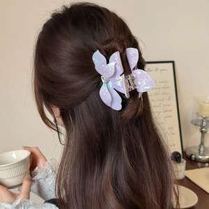 Pince à cheveux papillon violette irisée avec strass et finition en acétate