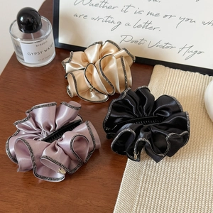 Barrettes banane en satin plissé avec bordure strass en noir rose et champagne
