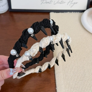 Elegant pleated mesh headband with pearls and non-slip teeth for women in black and beige