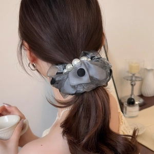 Chouchou élégant en organza gris à pois avec des perles blanches pour femme