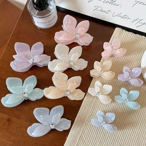 Pince à cheveux florale en acétate avec strass en diverses couleurs pastel sur bois