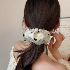 Chouchou élégant en tulle à pois avec perles sur une coiffure en queue de cheval